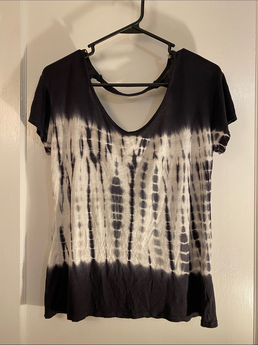 Full Tilt Women's Black & White Tie-Dye Scoop Neck Open Back Tee Medium